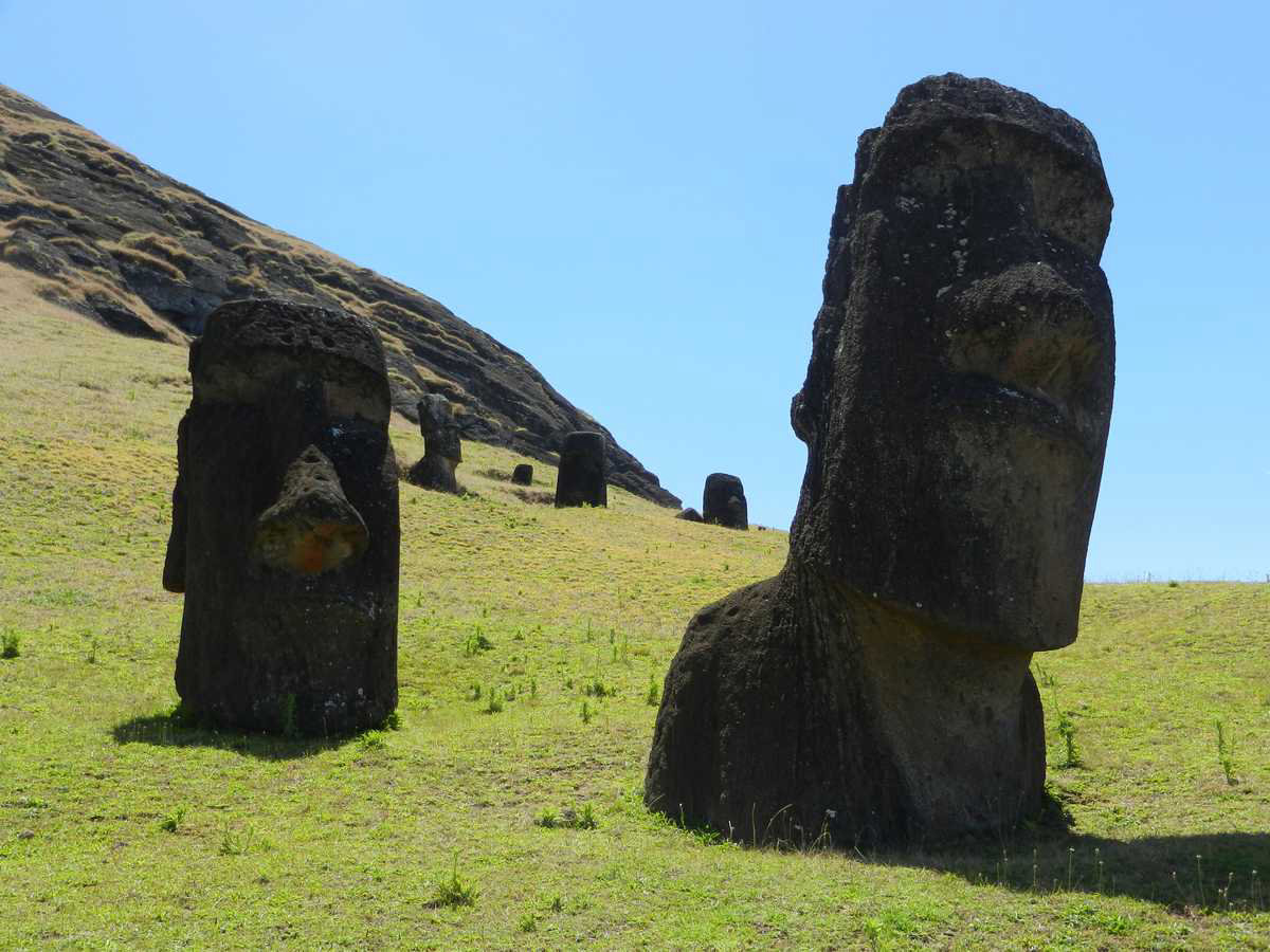 ilutracja Wyspa Wielkanocna i kamienne twarze Moai 1. Symbolika utrudnionej komunikacji.